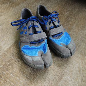 COPY - Topo Athletic split toe shoe